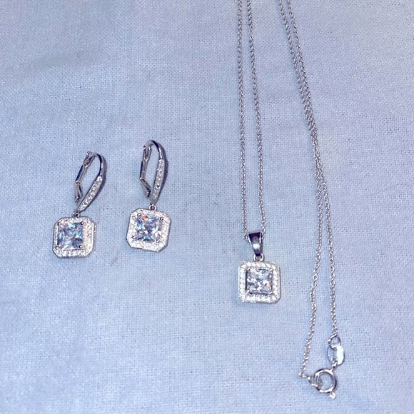 Beautiful sparkling earrings and necklace - Picture 1 of 4